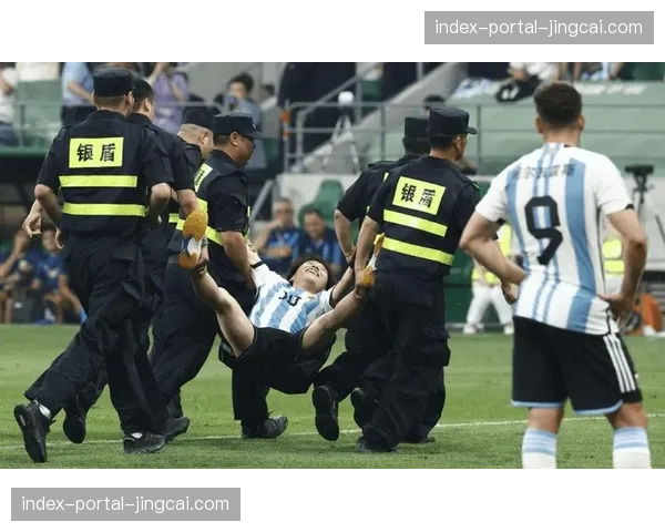 小球迷冲入场内拥抱偶像,安保人员迅速温和处理 小球迷冲入场内拥抱偶像,安保人员迅速温和处理