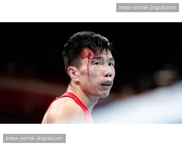 “特写:医务监督在第八回合结束后仔细检查拳手视线,确认其能否继续” “特写:医务监督在第八回合结束后仔细检查拳手视线,确认其能否继续”